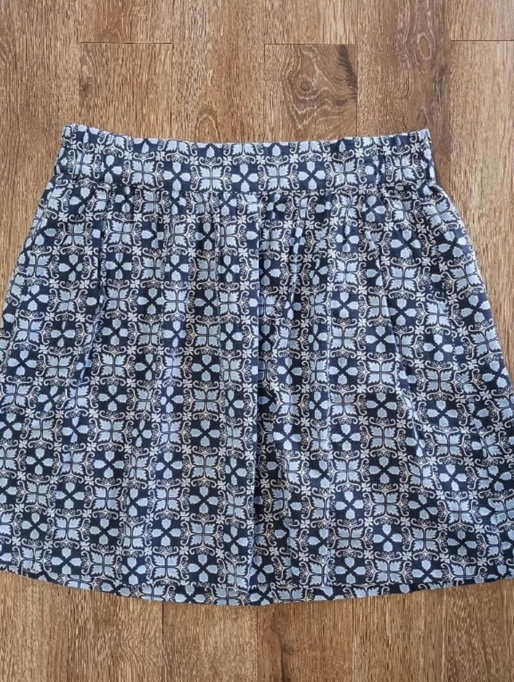 LOFT Navy and White Patterned Skirt Size M